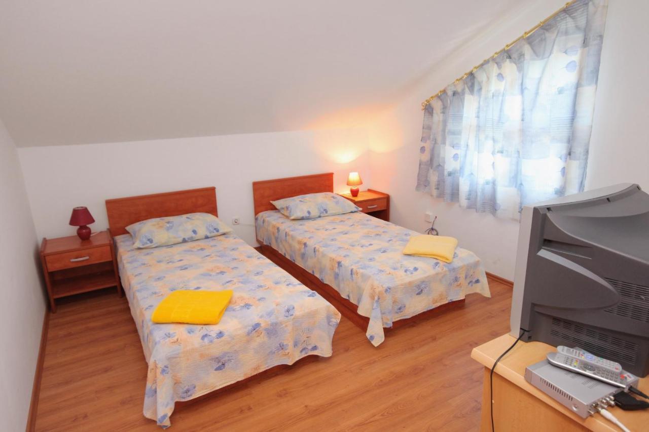 Apartments And Rooms With Parking Space Njivice, Krk - 5458 Buitenkant foto