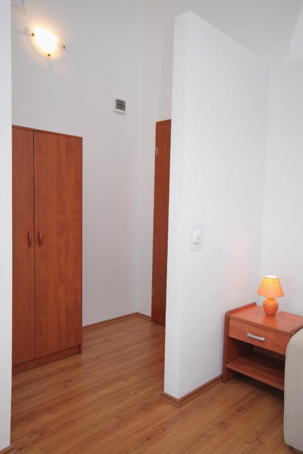 Apartments And Rooms With Parking Space Njivice, Krk - 5458 Buitenkant foto