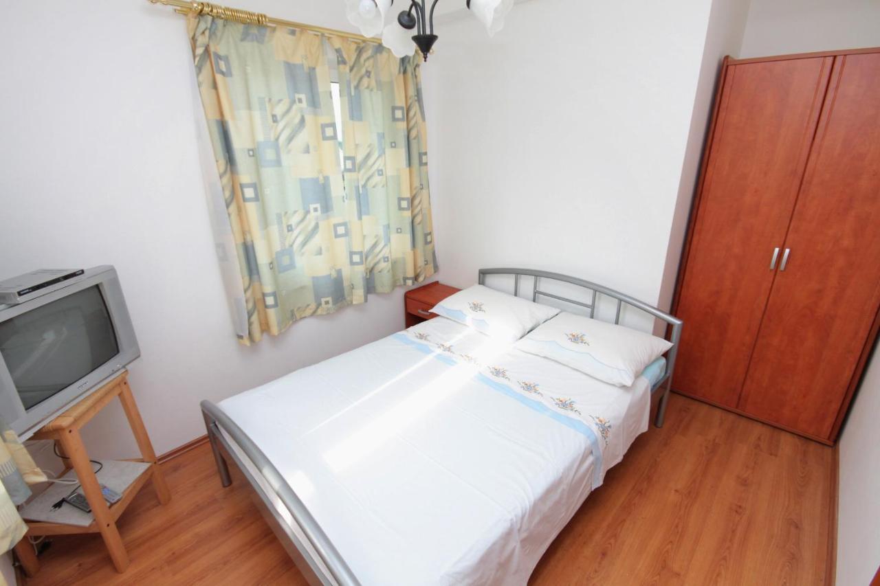 Apartments And Rooms With Parking Space Njivice, Krk - 5458 Buitenkant foto