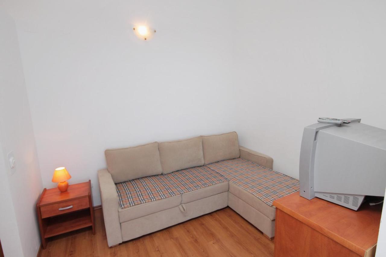 Apartments And Rooms With Parking Space Njivice, Krk - 5458 Buitenkant foto