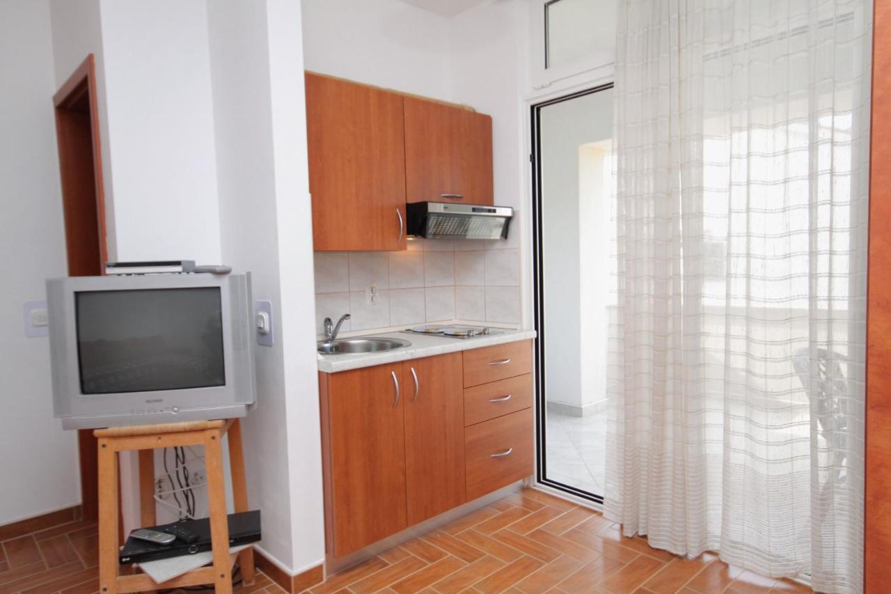 Apartments And Rooms With Parking Space Njivice, Krk - 5458 Buitenkant foto