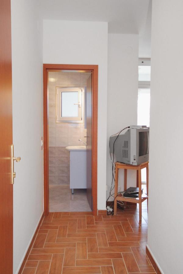 Apartments And Rooms With Parking Space Njivice, Krk - 5458 Buitenkant foto